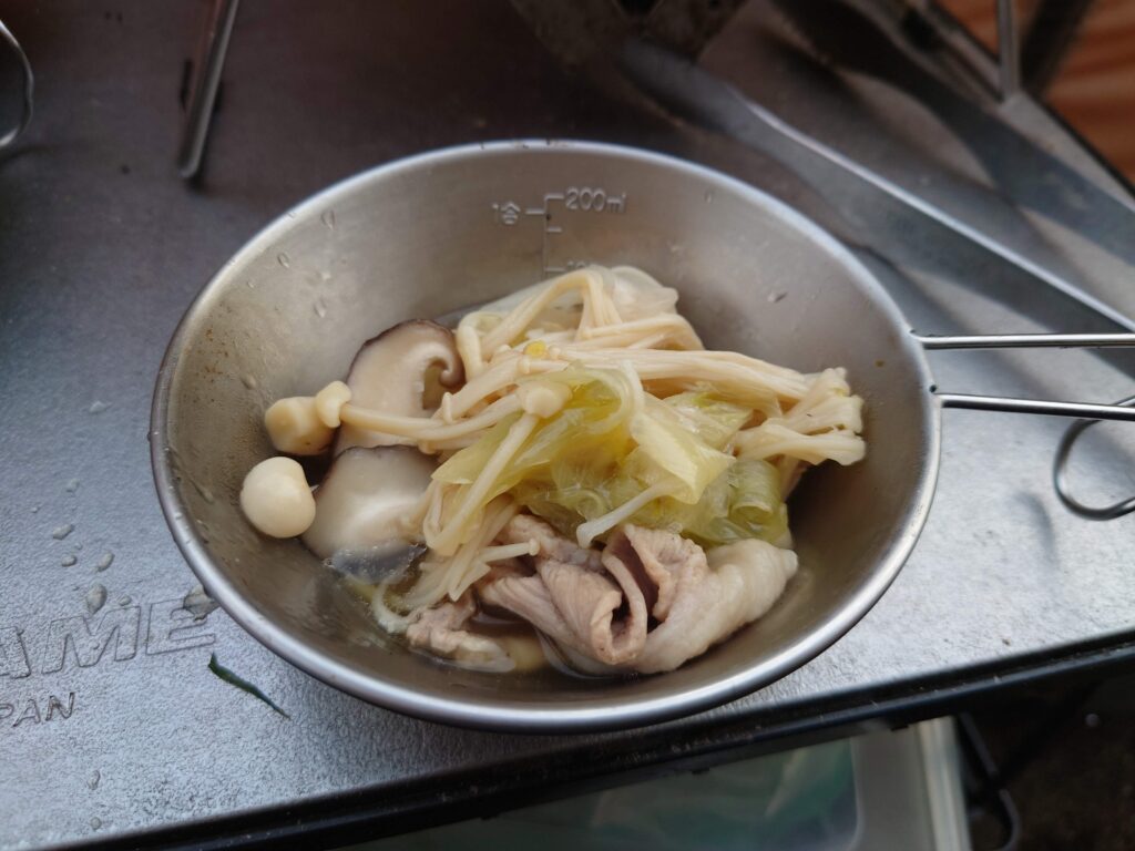 シェラカップによそった鍋