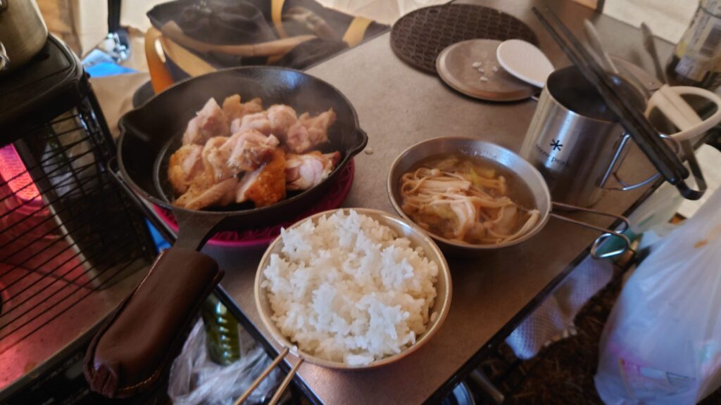 スキレットで焼いた鶏肉とシェラカップで炊いたご飯の朝食