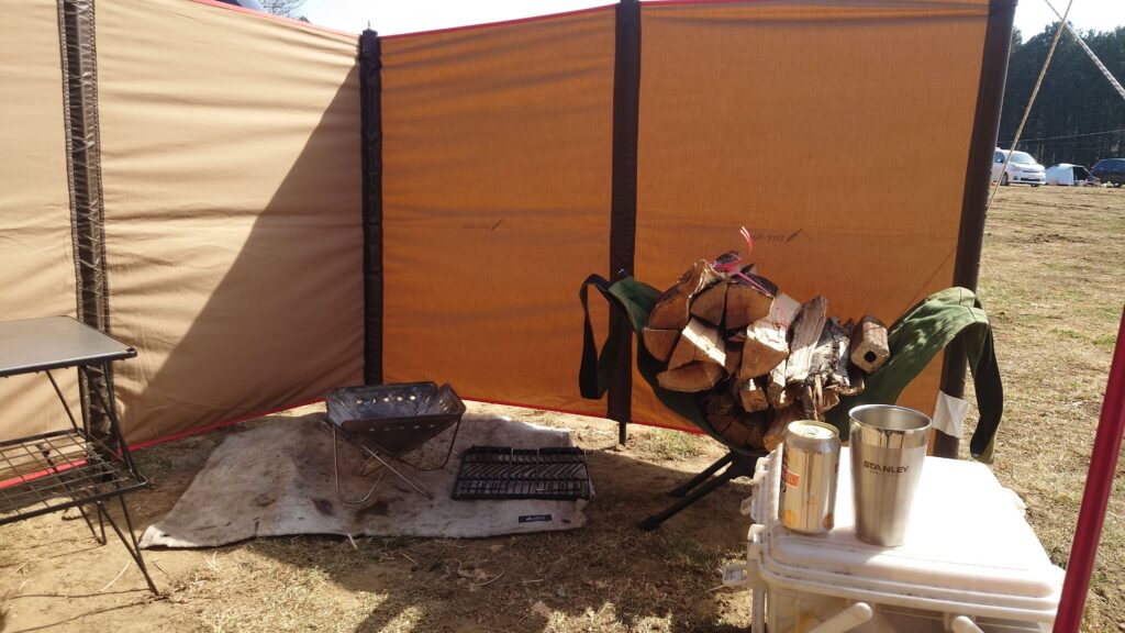 焚火の準備完了でビールの用意