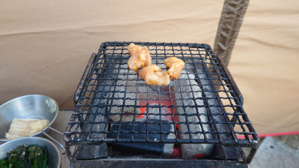 牛ホルモンの炭火焼き