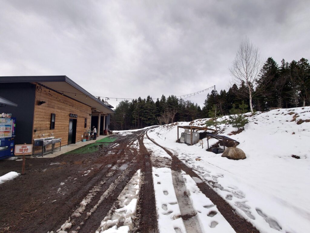 ステキな村キャンプ場受付前