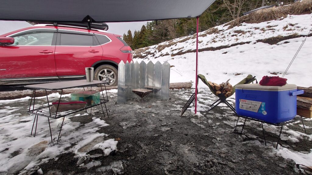 雪の斜面に臨むリビングエリア