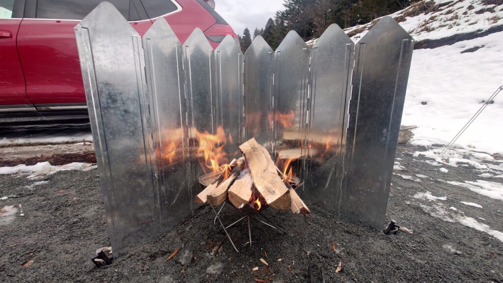 焚き火台と風防板