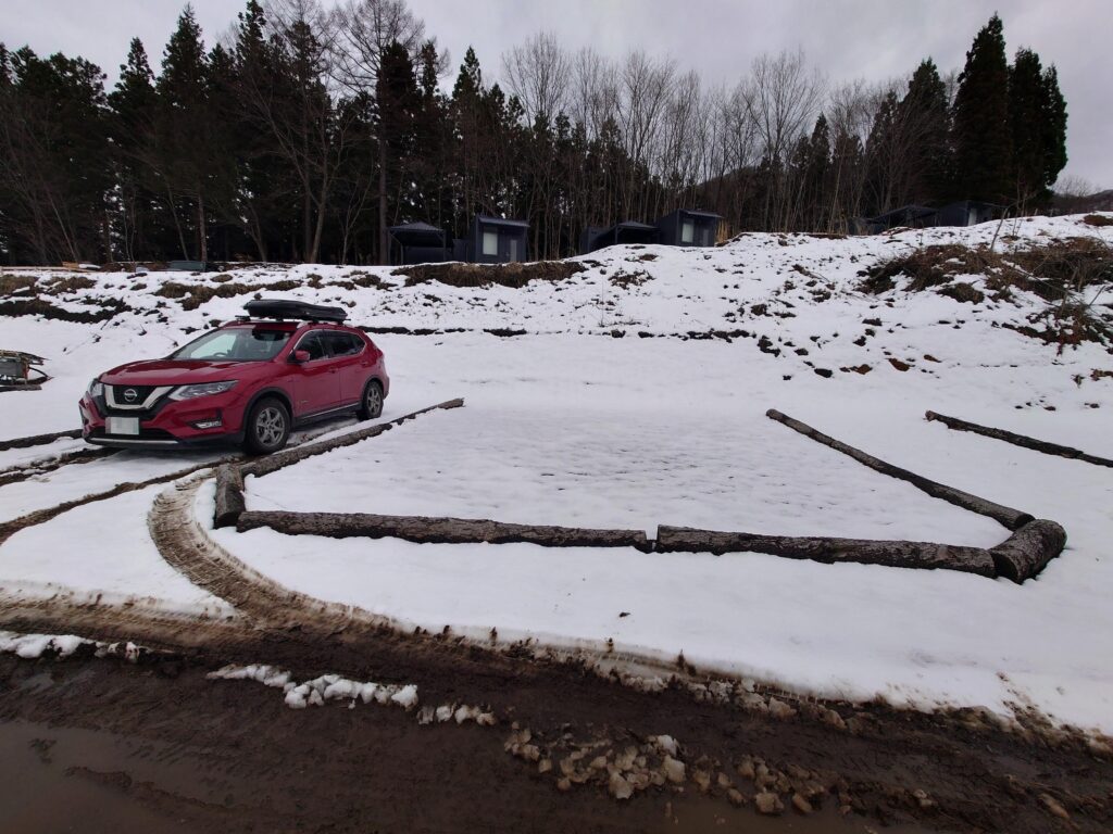 ステキな村キャンプ場、雪に覆われた区画サイト