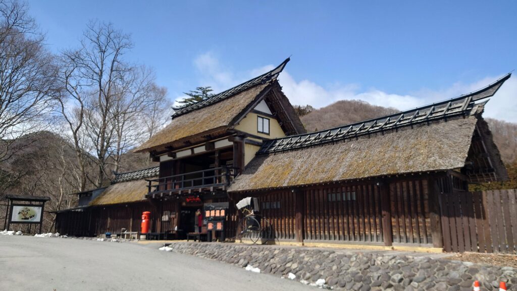 かやぶきの郷薬師温泉旅籠入り口