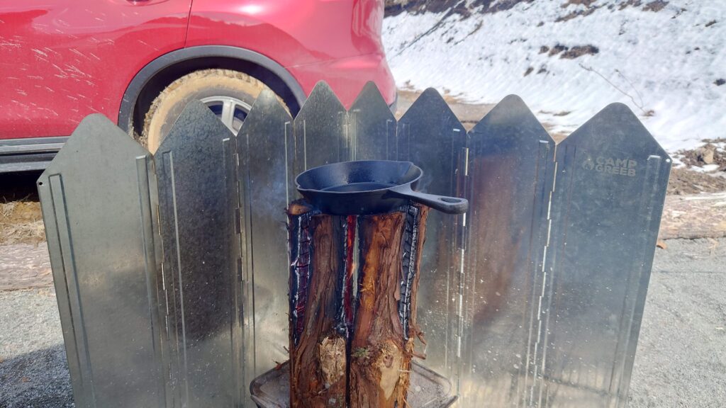 スウェーデントーチに載せたスキレット