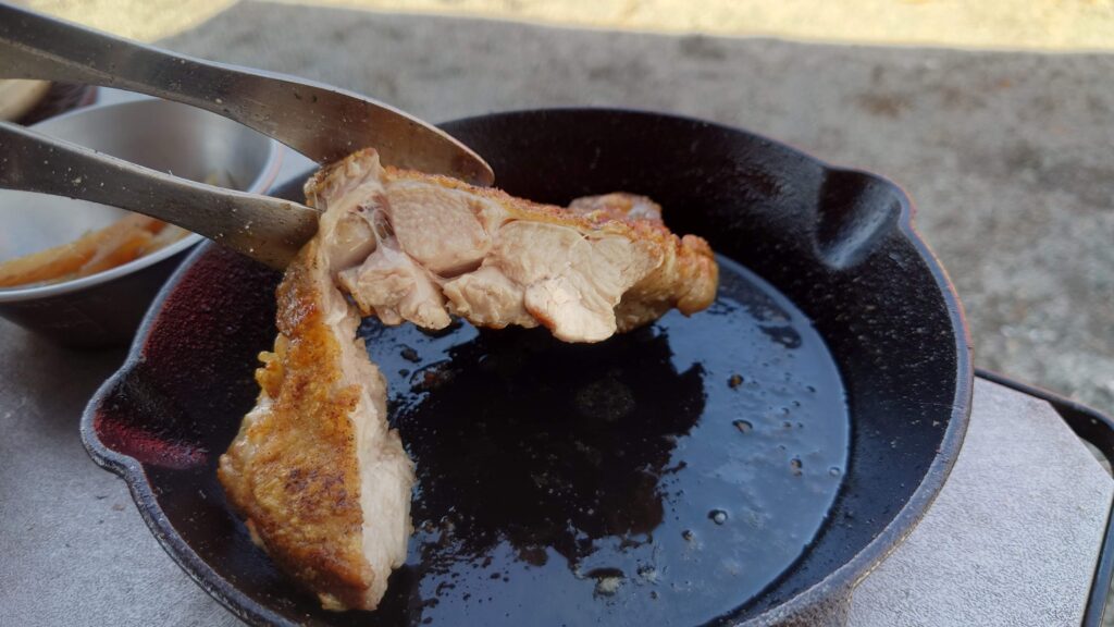 スキレットで焼いた鶏モモ肉断面