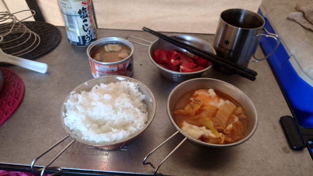三日目の朝食、おかずは缶詰と残り物