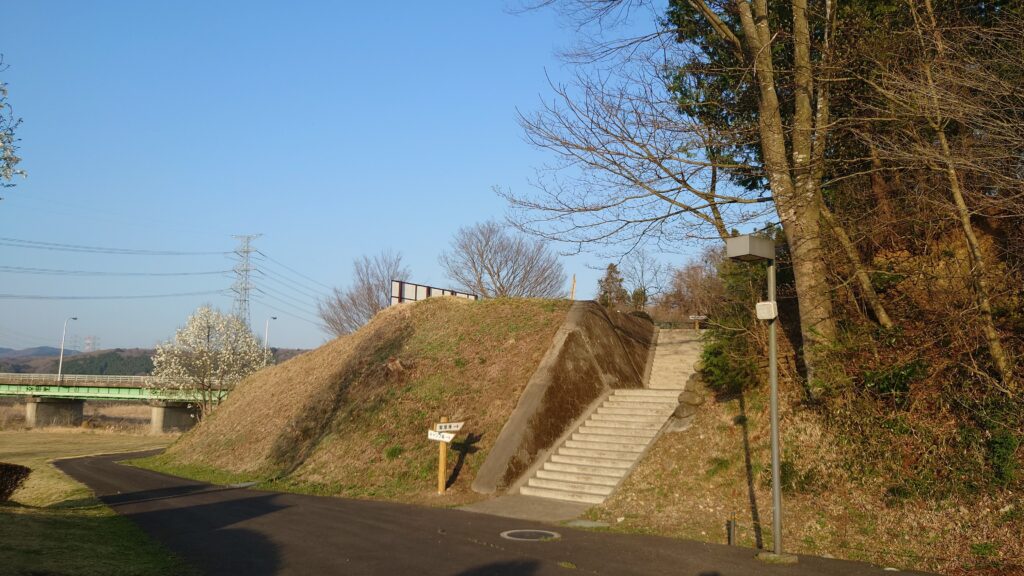 まほろばキャンプ場管理棟とテントサイトを結ぶ階段