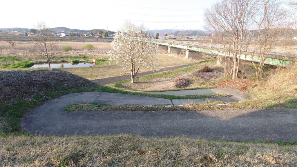 まほろばキャンプ場管理等と河原を結ぶスロープ