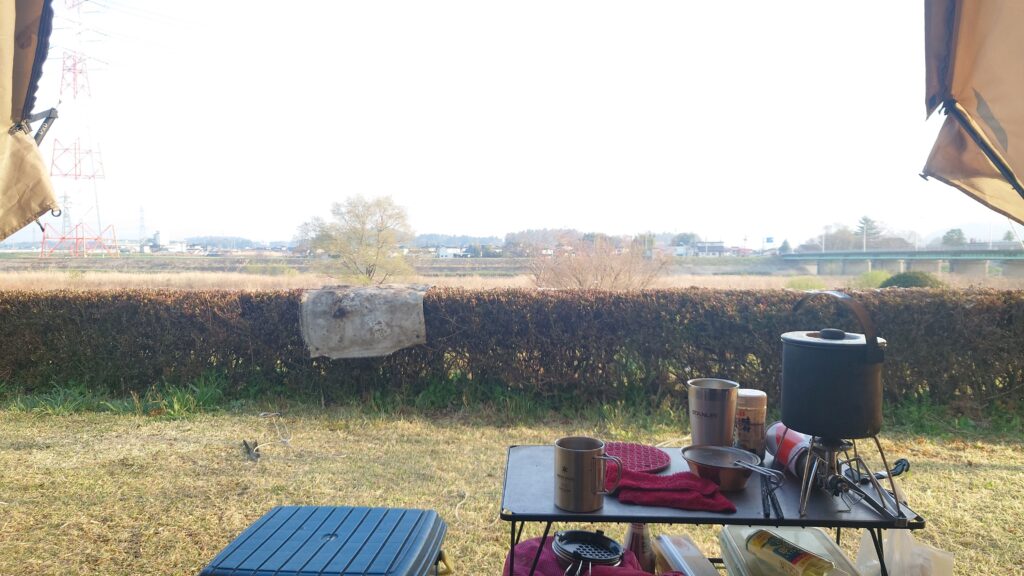 テント正面の風景朝