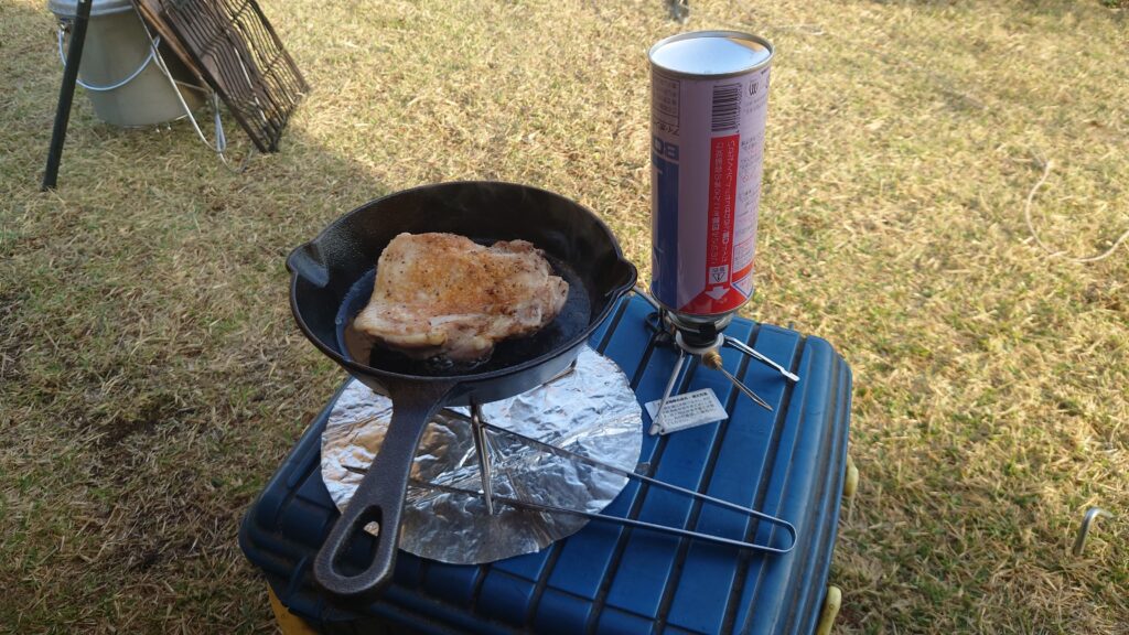 SOTOストームブレイカーで鶏もも肉スキレット調理