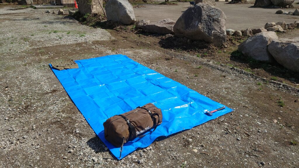 テント設営場所に敷いたブルーシート