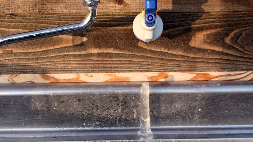 水場に出来た氷