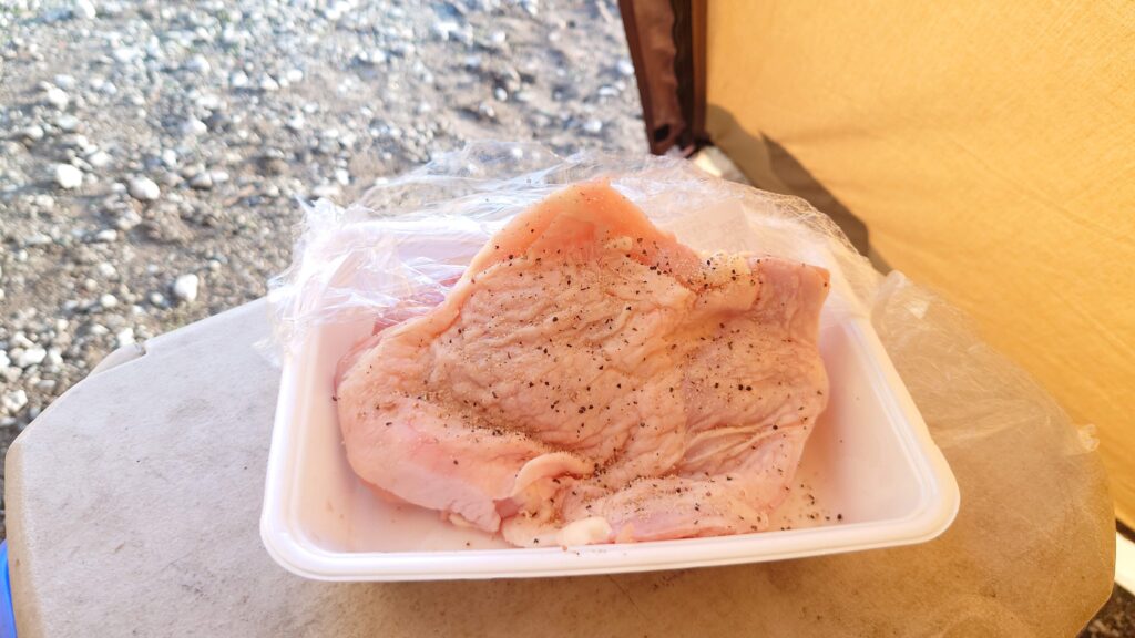 下ごしらえした鶏モモ肉