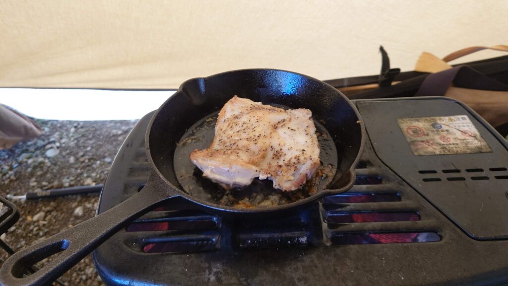 スキレットで鶏モモ肉の調理