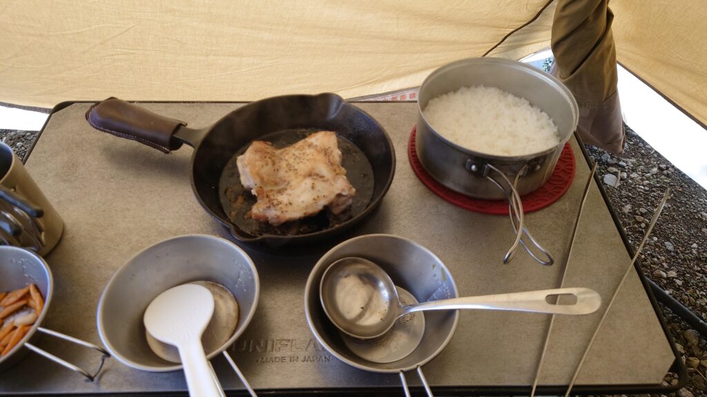 炊き上がったご飯と焼き上がった鶏モモ肉