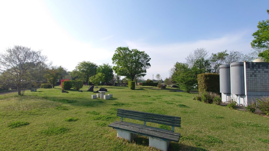 烏川オートキャンプ場トイレ付近のテーブルとベンチ