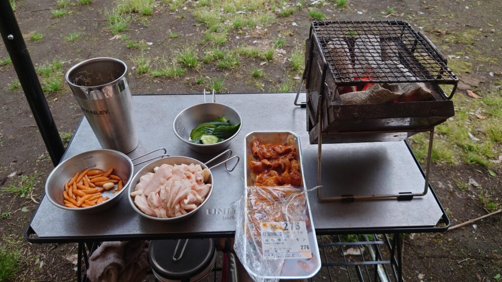 炭火コンロを置いたテーブル