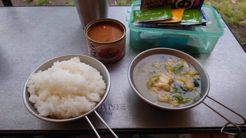 朝食のご飯と味噌汁、鯖の缶詰