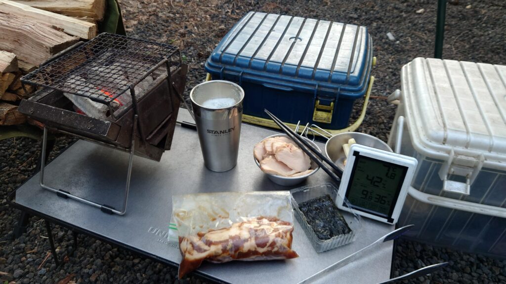 焚火の側のローテーブル