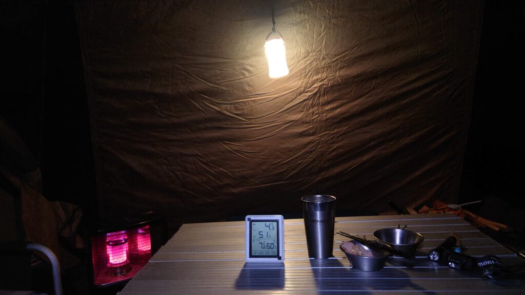 スクリーンタープの中