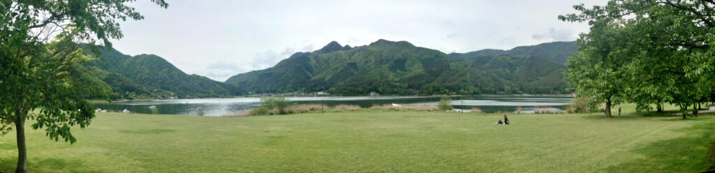 道の駅かつやま前の湖岸