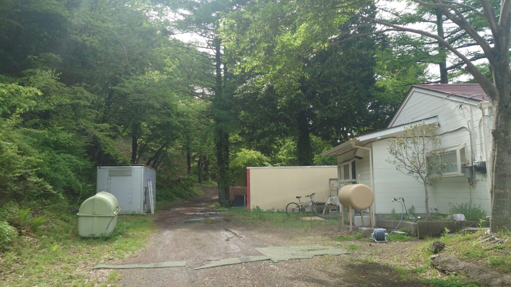 管理棟脇からキャンプ場奥へ