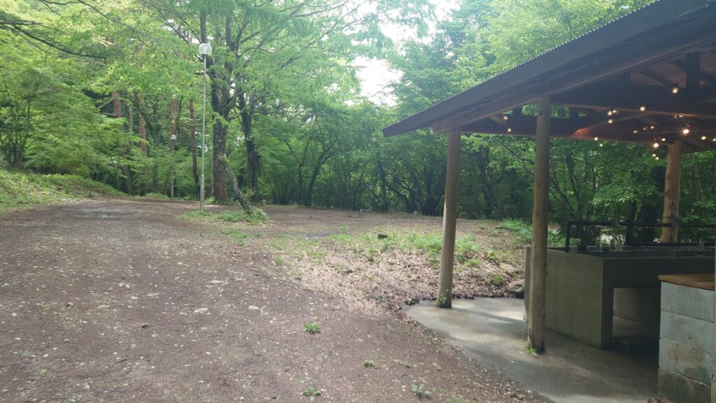 スポーツトレイン炊事場からファミリーサイトを臨む