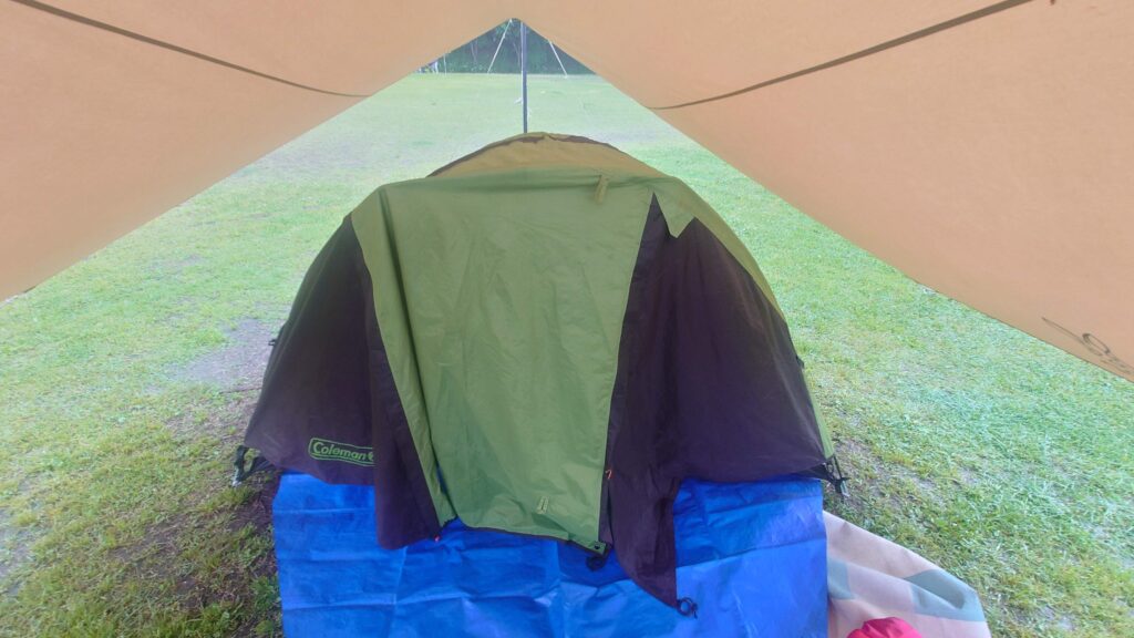 タープ下で組み立てたコールマンツーリングドームST