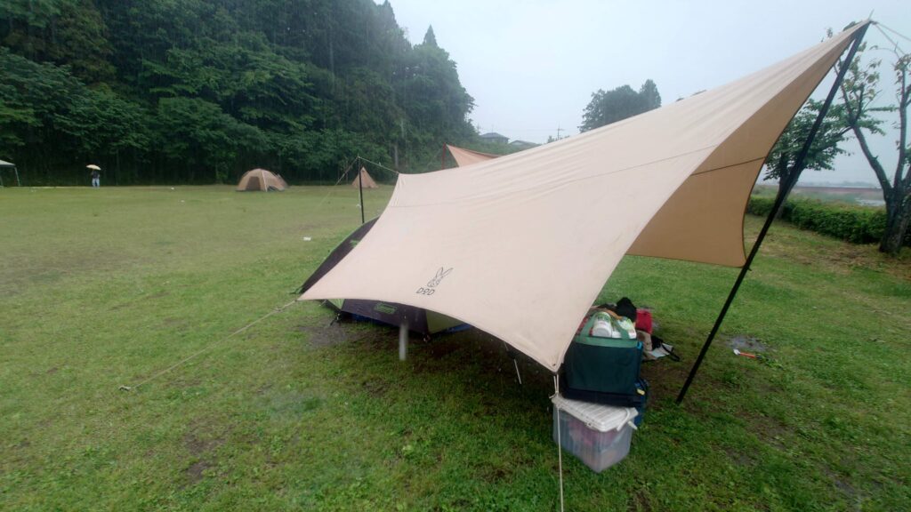 雨の中でのテント設営