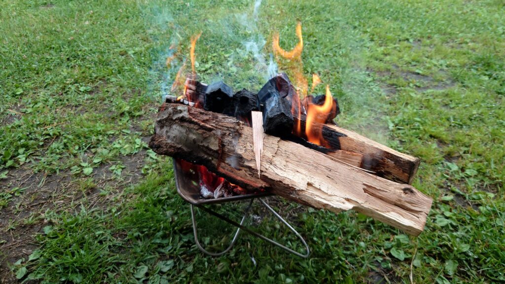焚火で炭に着火