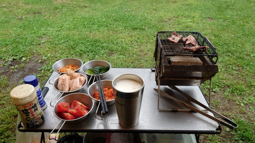 テーブル上のBBQコンロ