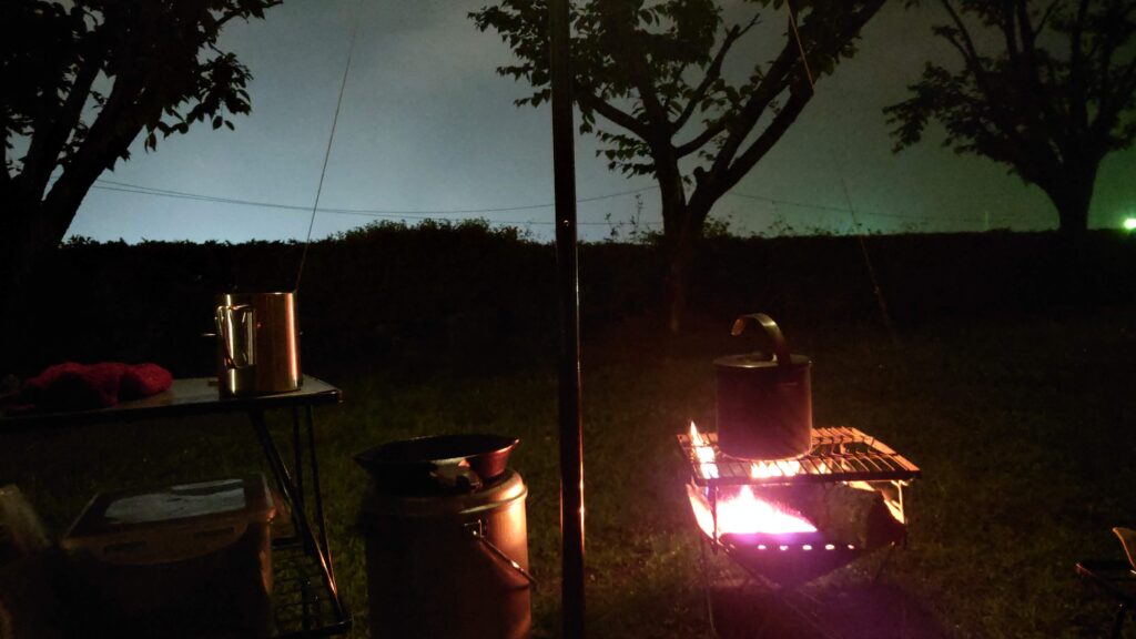 夜の焚火