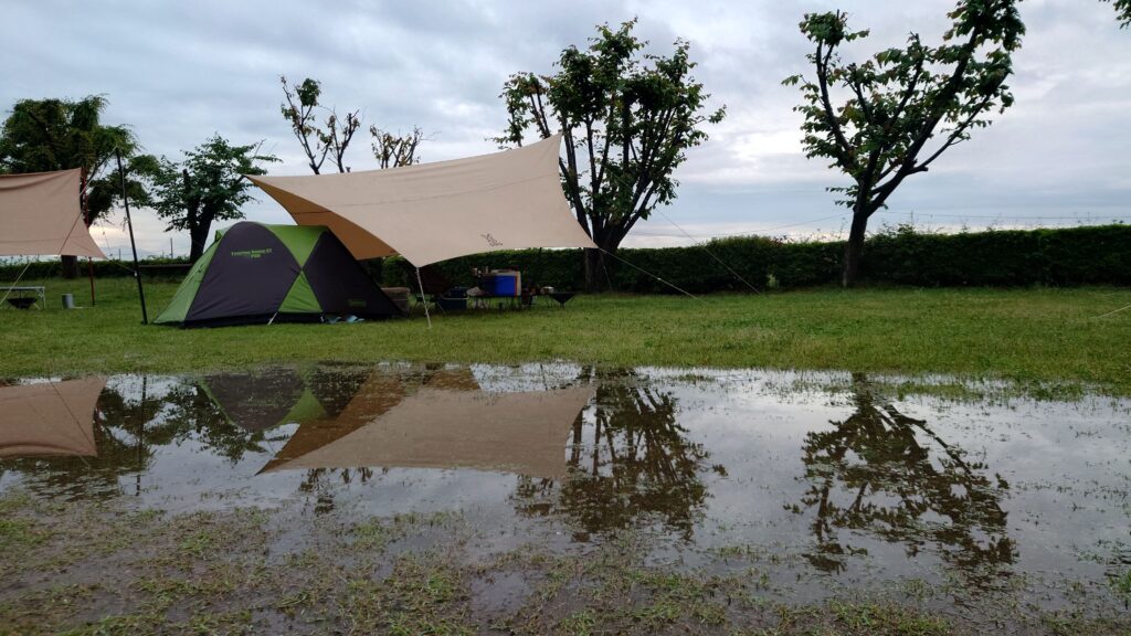 水たまりに映るテント