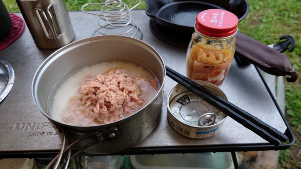 研いだお米になめたけとツナ缶投入