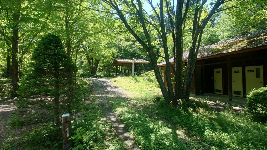 あづま森林公園キャンプ場サニタリー付近