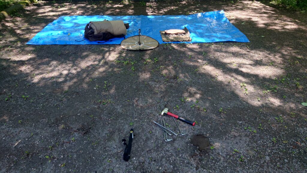 ブルーシートでテントを設営する場所を決める