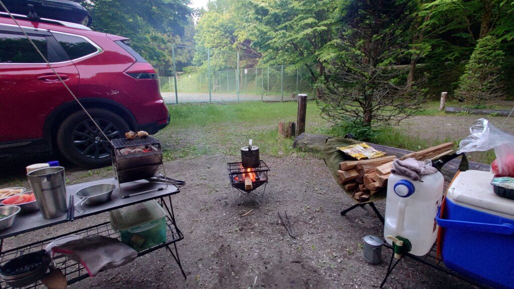 焚火台とテーブル