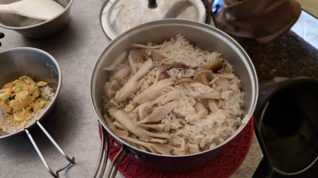 蒸らし終わったキノコたっぷり釜飯
