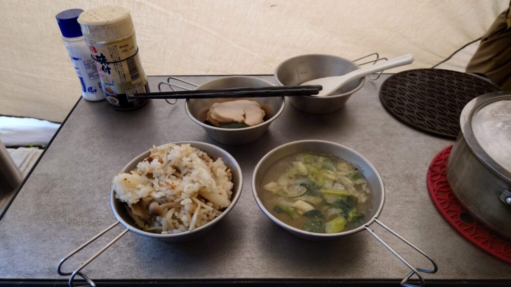 キノコたっぷり釜飯の朝食