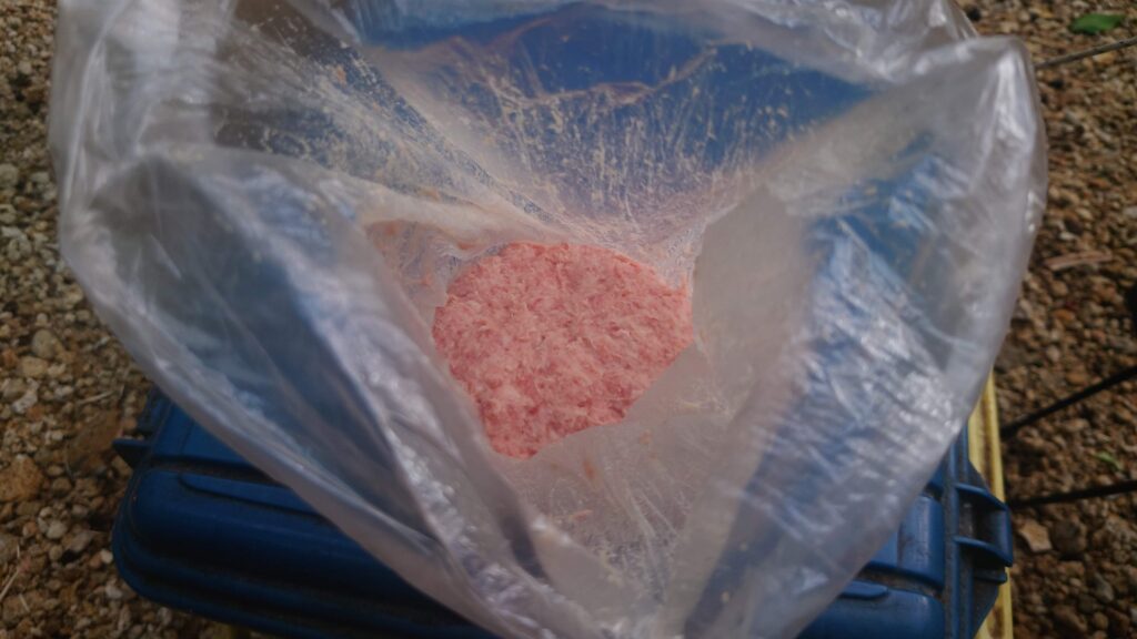 ビニール袋で調味料と混ぜた挽肉