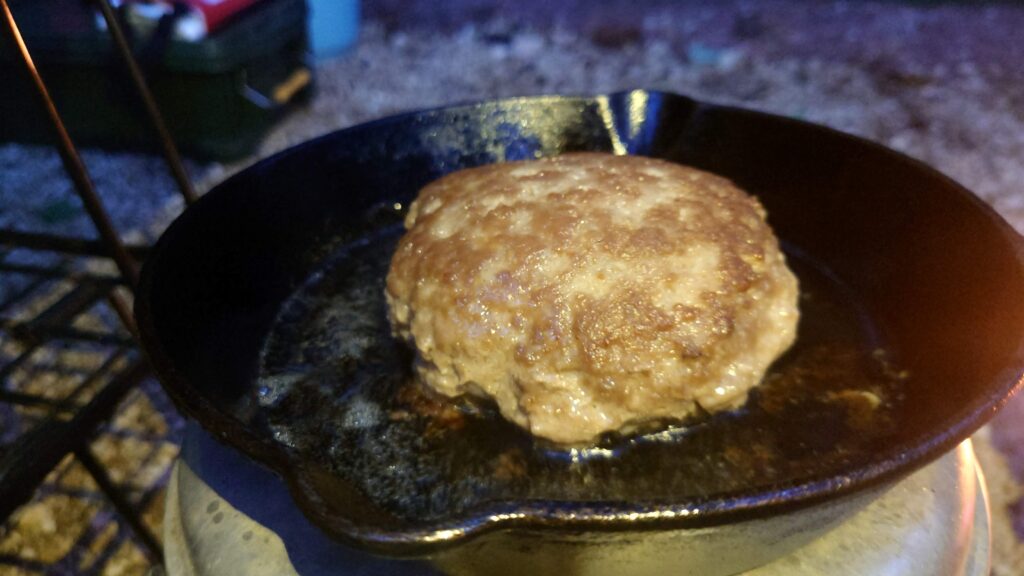 スキレットで焼いた挽肉の塊