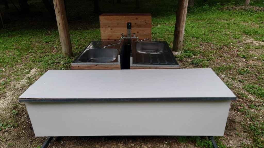 受付近くの水場のシンクとテーブル