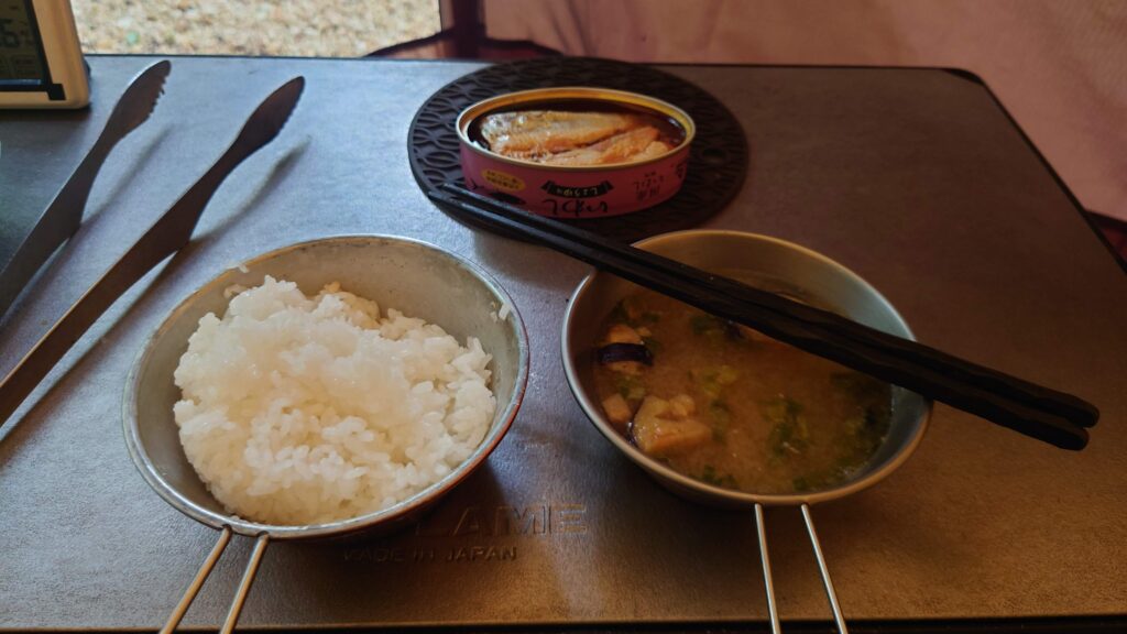 ご飯と味噌汁、イワシの缶詰