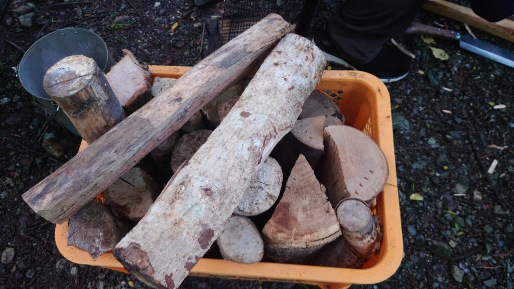 渓流釣り場ようらくの薪