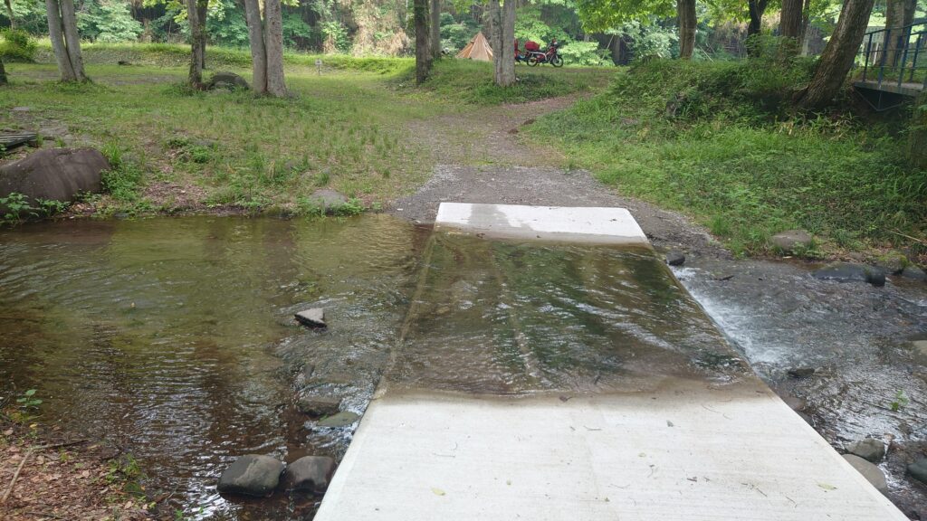 温川キャンプ場小川を渡る通路