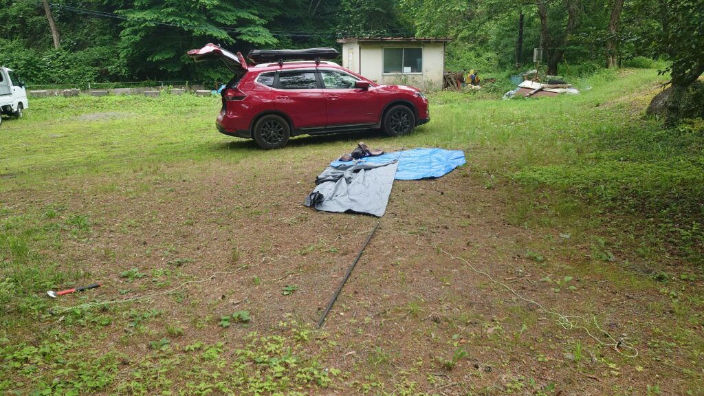 設営場所に広げた男前タープ