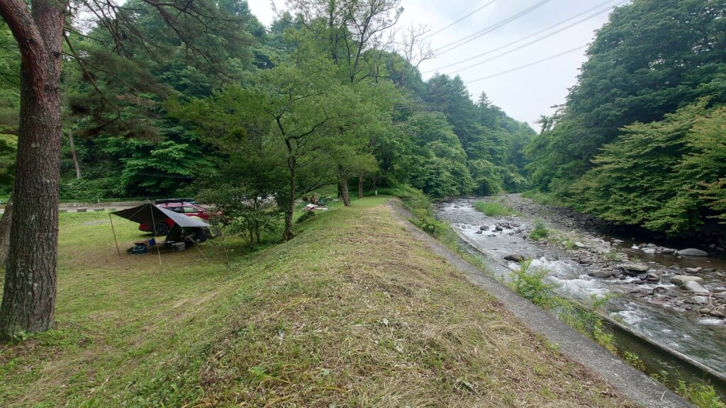 温川キャンプ場土手