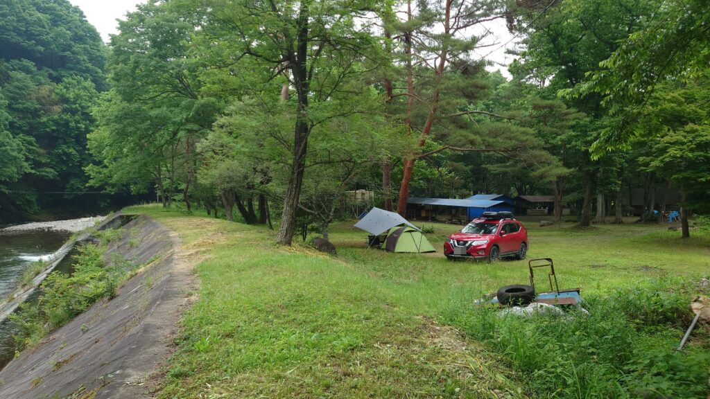 温川キャンプ場温川沿いのサイト